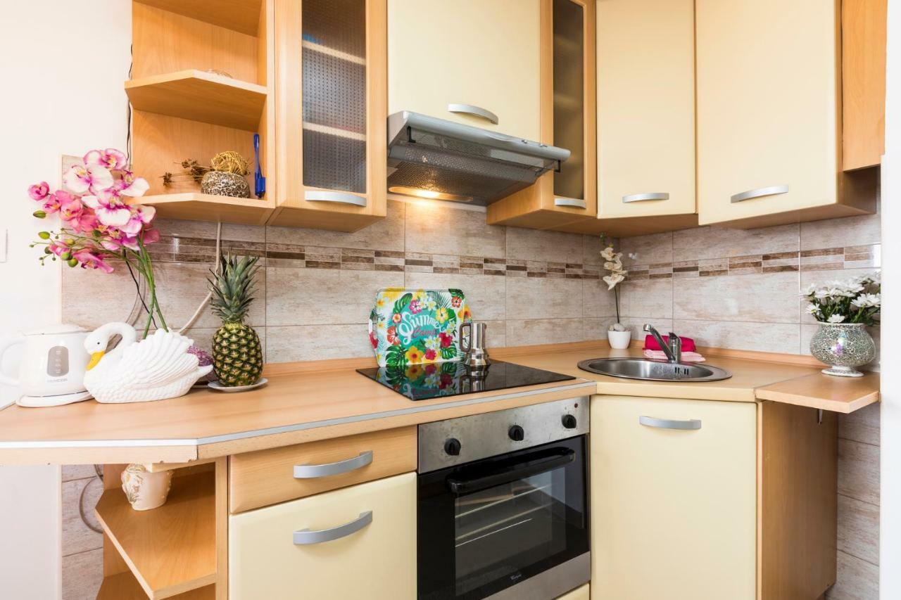 Apartments And Rooms Roberto B. Валун Екстериор снимка