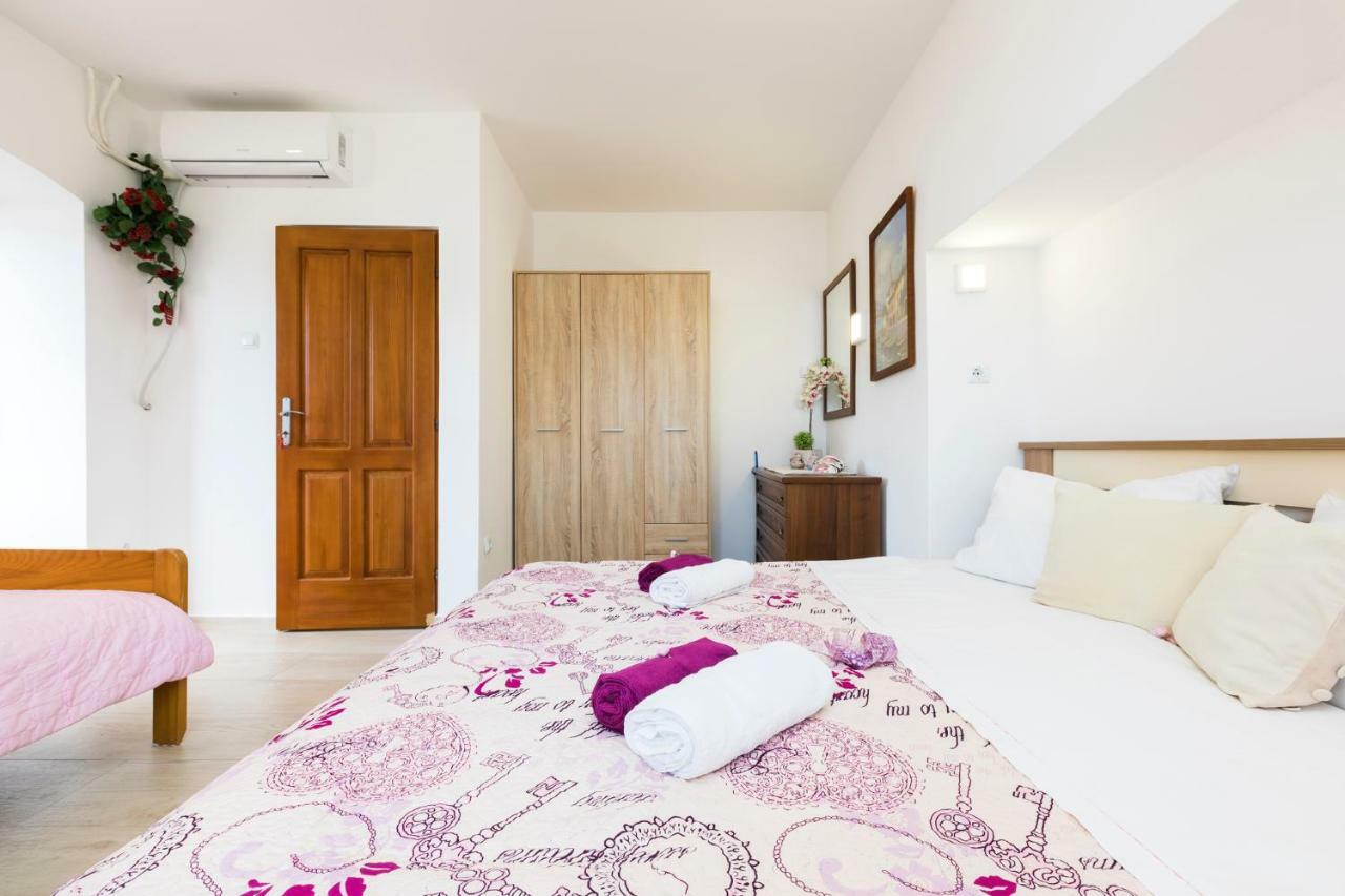 Apartments And Rooms Roberto B. Валун Екстериор снимка