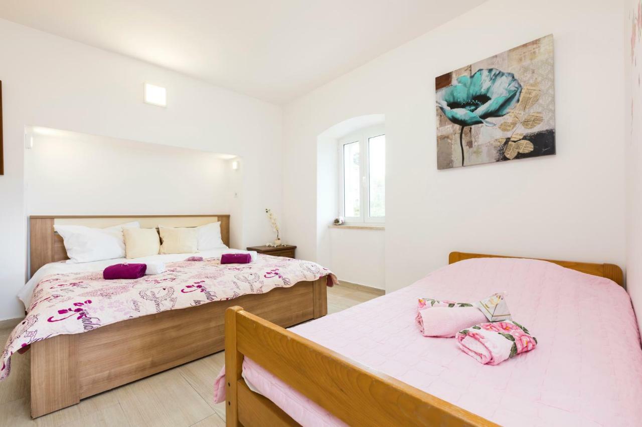 Apartments And Rooms Roberto B. Валун Екстериор снимка