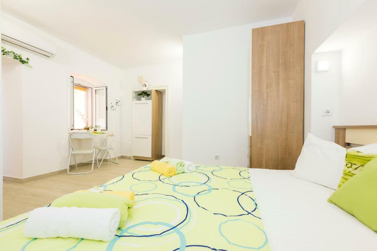 Apartments And Rooms Roberto B. Валун Екстериор снимка