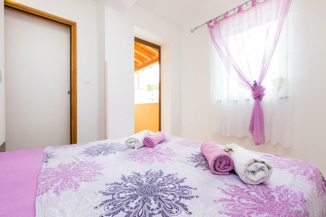 Apartments And Rooms Roberto B. Валун Екстериор снимка