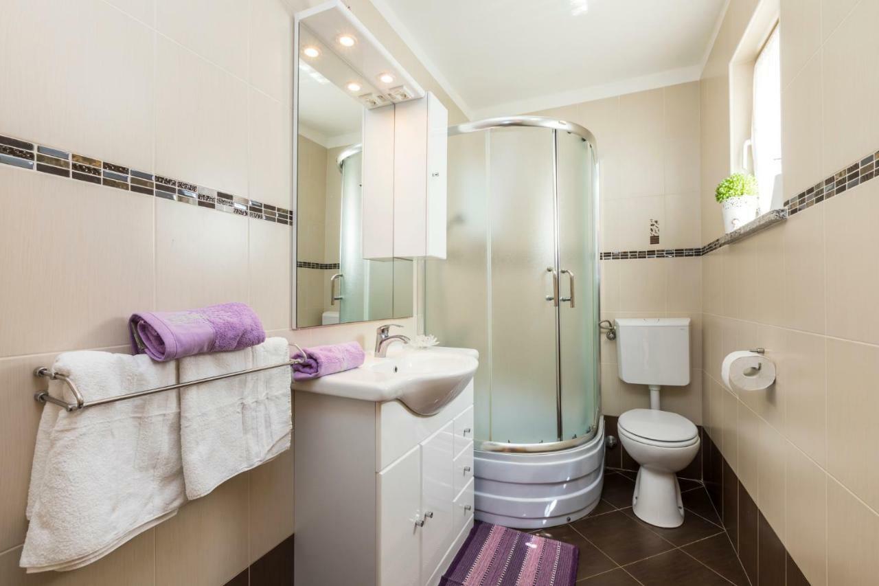 Apartments And Rooms Roberto B. Валун Екстериор снимка