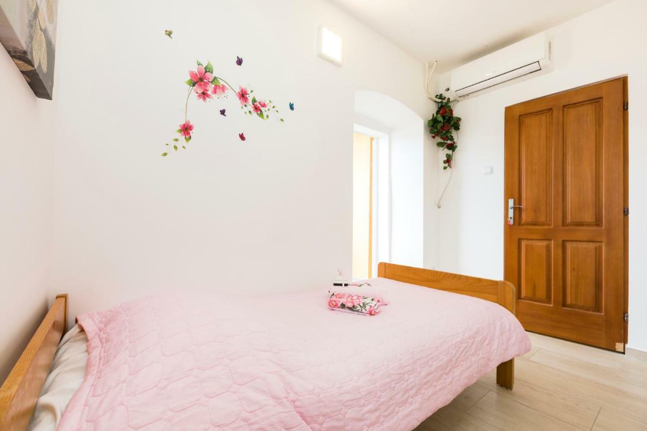 Apartments And Rooms Roberto B. Валун Екстериор снимка