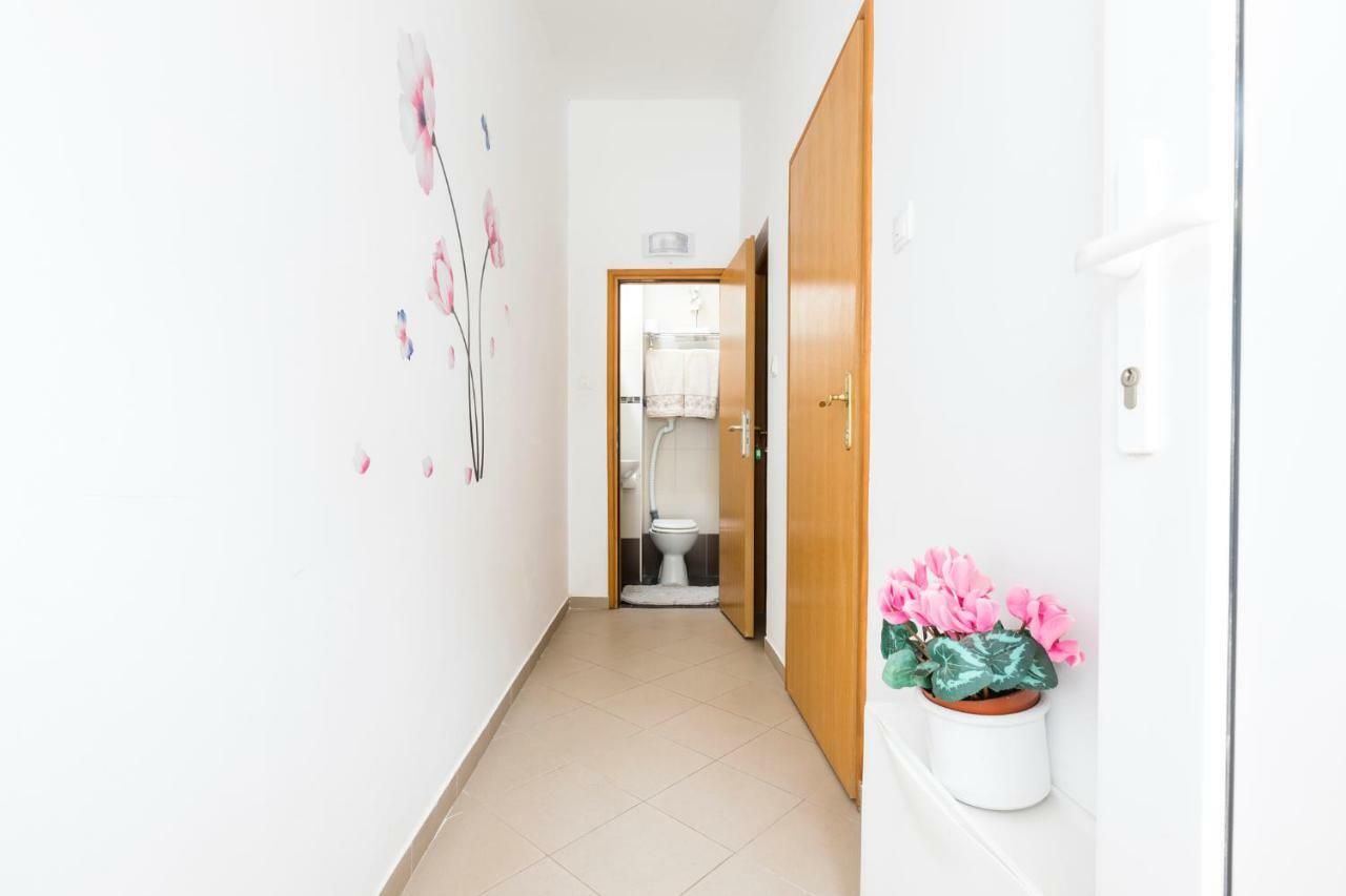 Apartments And Rooms Roberto B. Валун Екстериор снимка