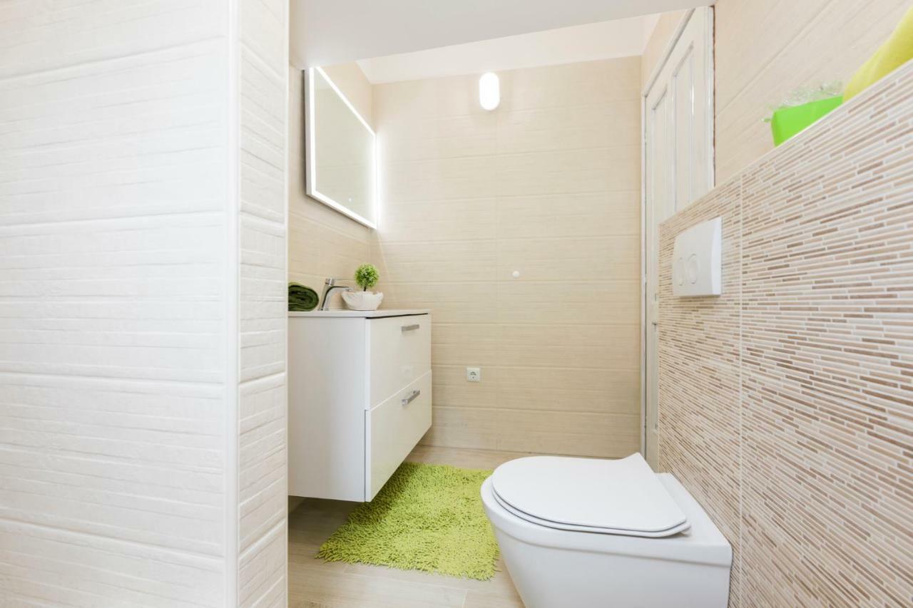 Apartments And Rooms Roberto B. Валун Екстериор снимка