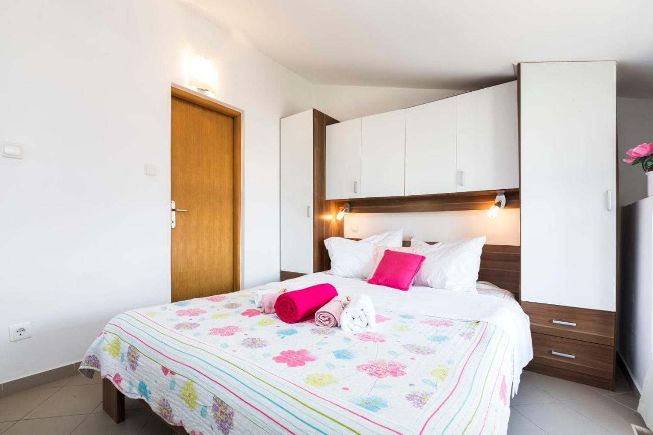 Apartments And Rooms Roberto B. Валун Екстериор снимка