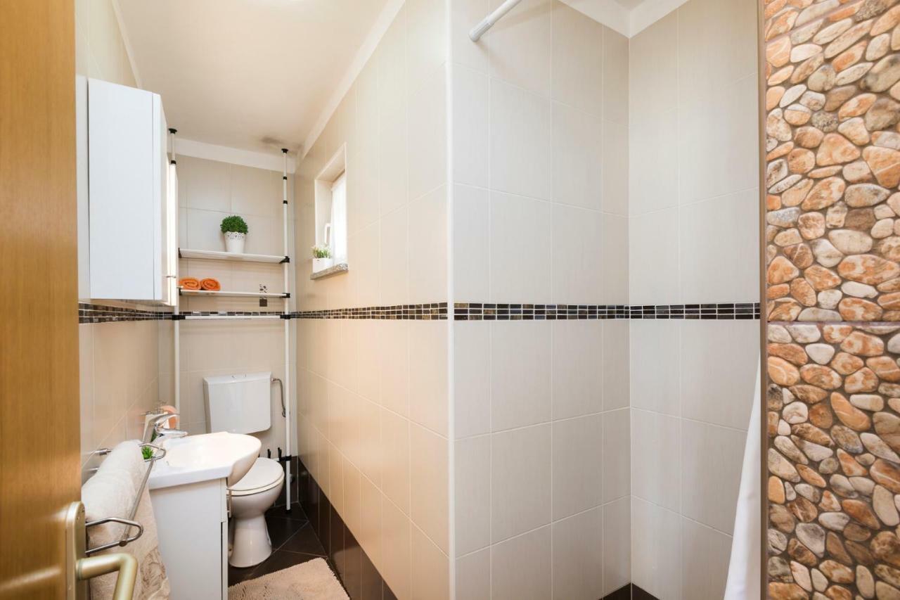 Apartments And Rooms Roberto B. Валун Екстериор снимка