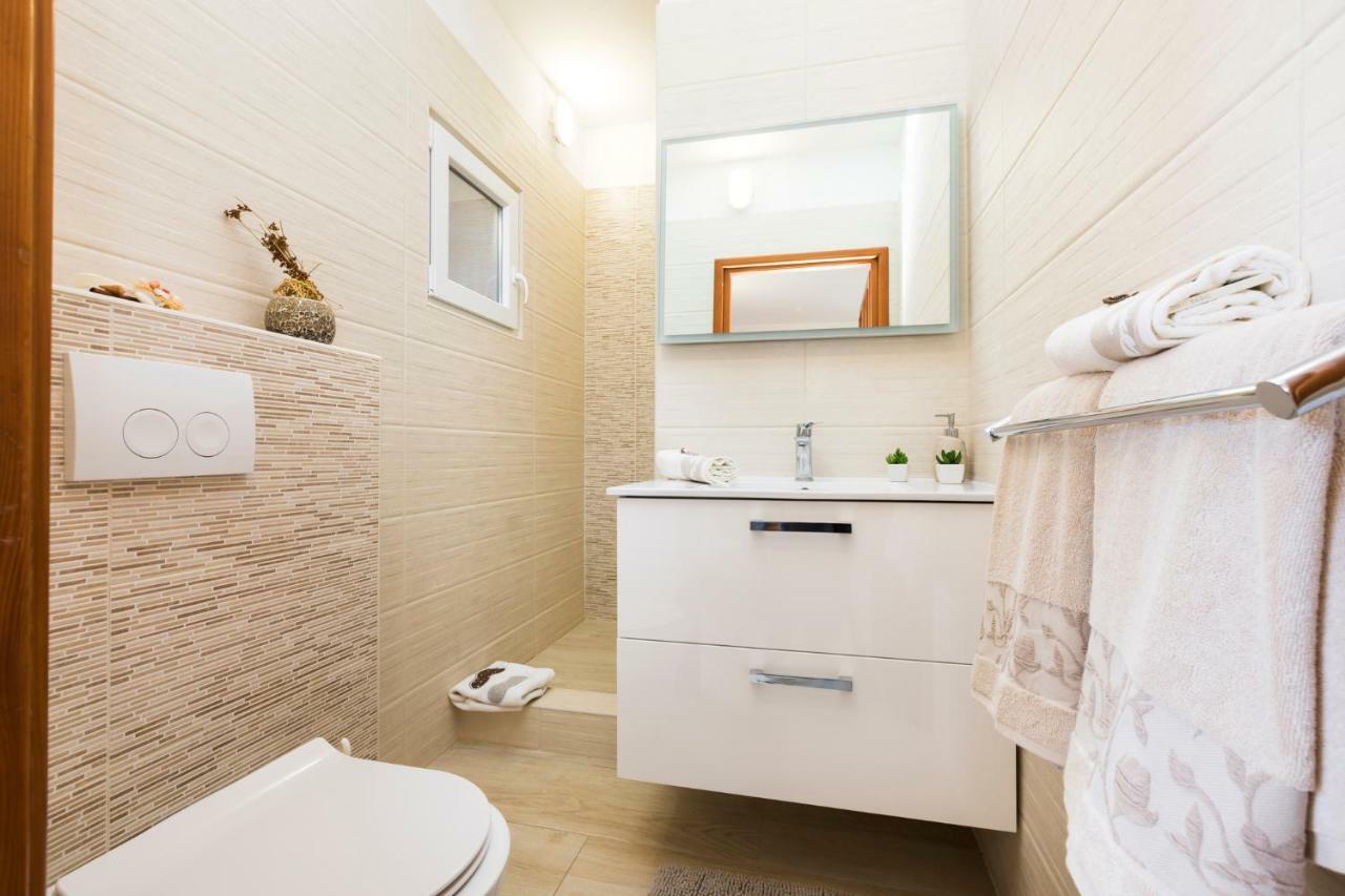 Apartments And Rooms Roberto B. Валун Екстериор снимка