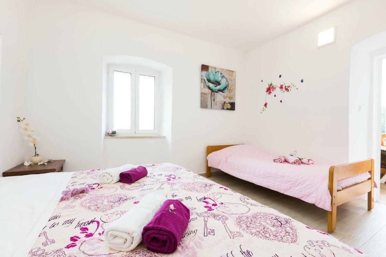 Apartments And Rooms Roberto B. Валун Екстериор снимка