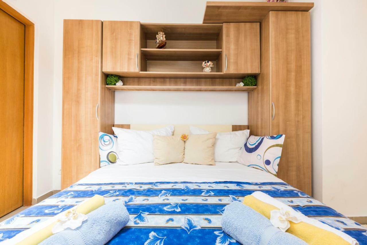 Apartments And Rooms Roberto B. Валун Екстериор снимка